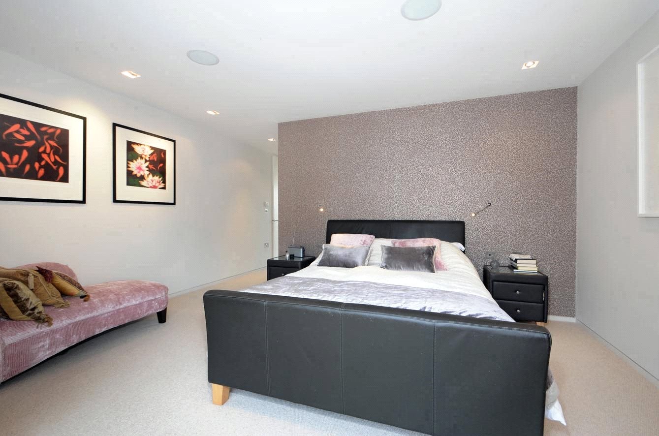Flat Magdalen Street in Greater London