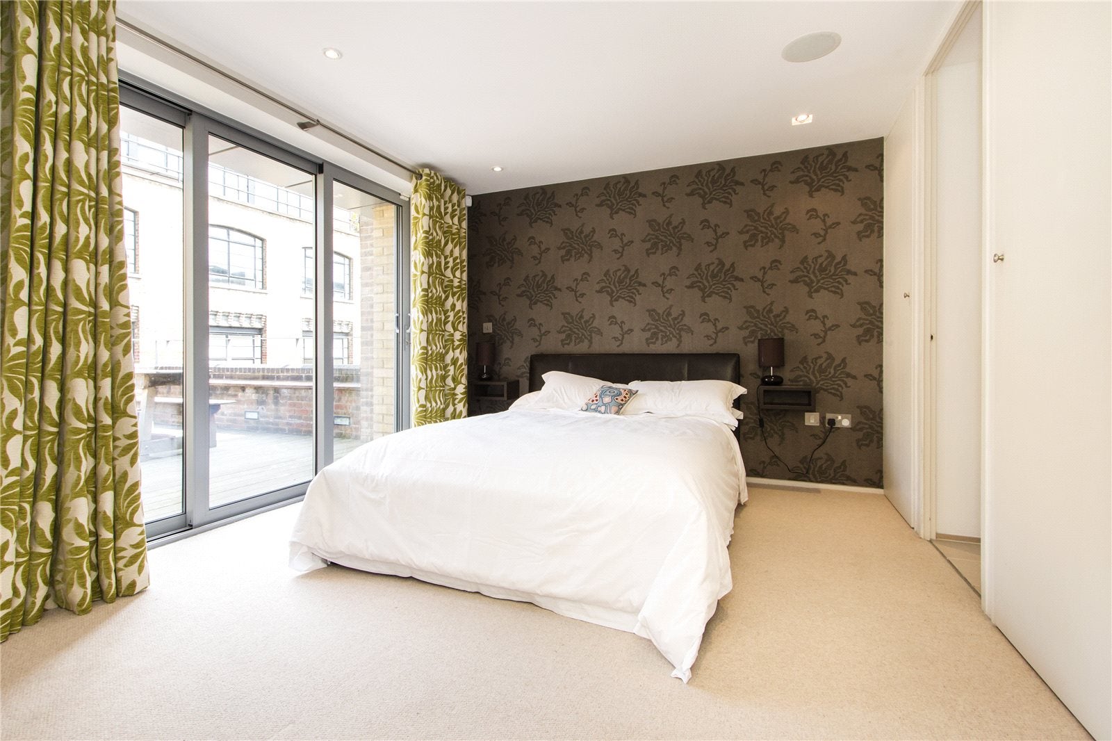 Flat Magdalen Street in Greater London