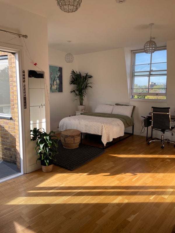 Room Clapham Road in Greater London