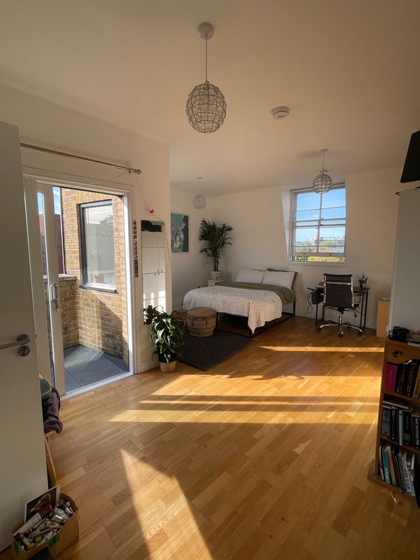 Room Clapham Road in Greater London