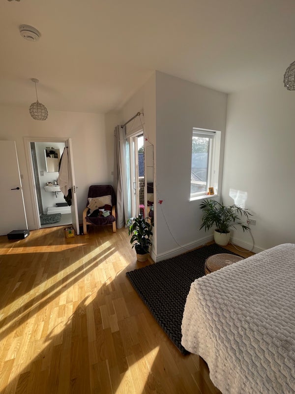 Room Clapham Road in Greater London