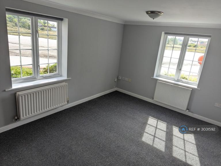 Flat Sunbeam Close in Colchester