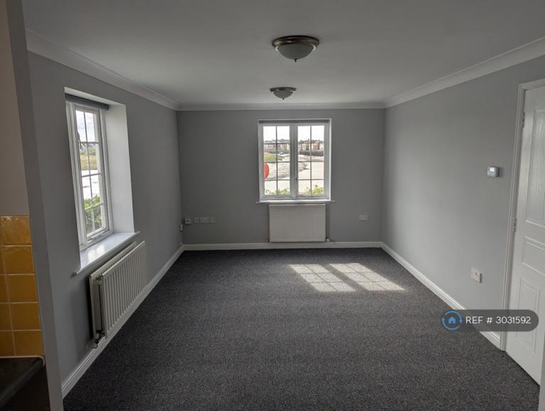 Flat Sunbeam Close in Colchester