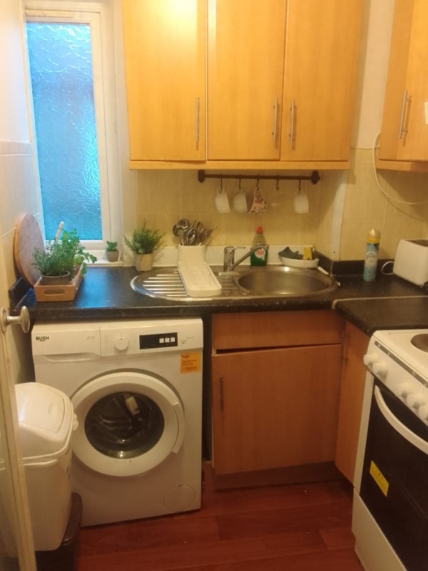 Room Station Road in Greater London