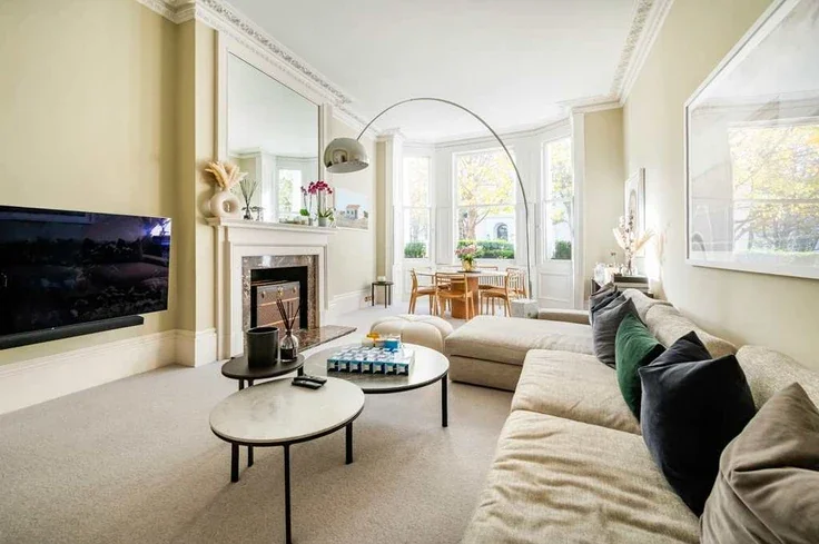Flat Brunswick Gardens in Greater London