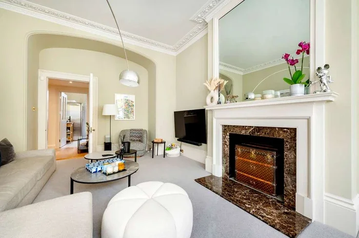 Flat Brunswick Gardens in Greater London