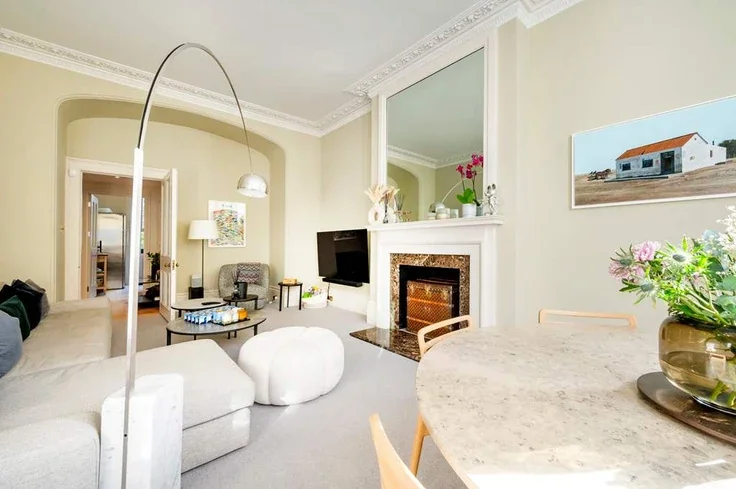 Flat Brunswick Gardens in Greater London