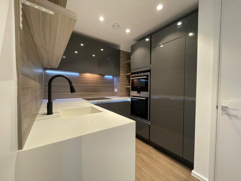 Flat Buckhold Road in Greater London