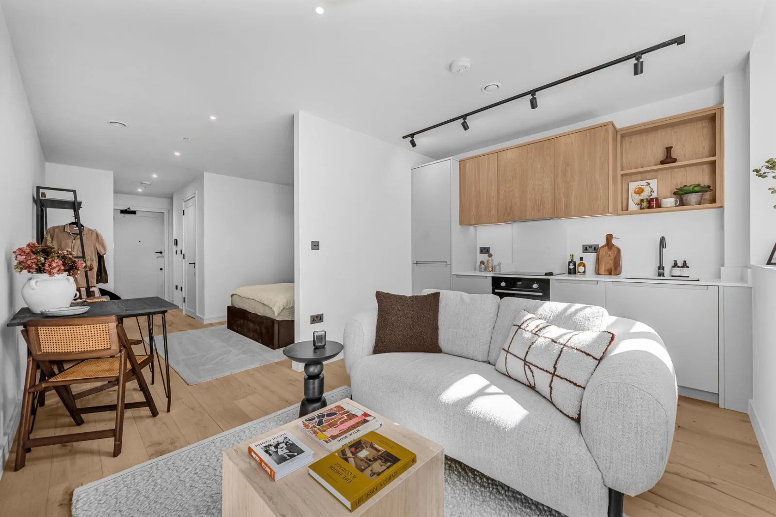 Flat Hollybush Gardens in Greater London