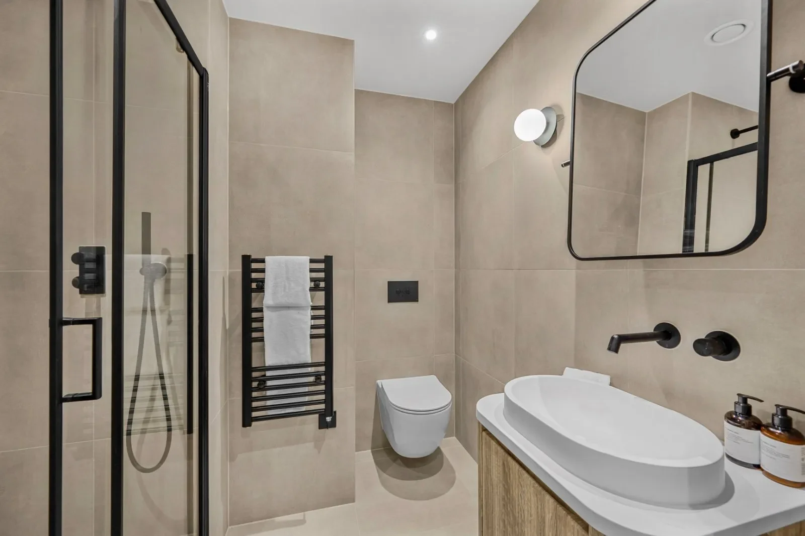 Flat Hollybush Gardens in Greater London