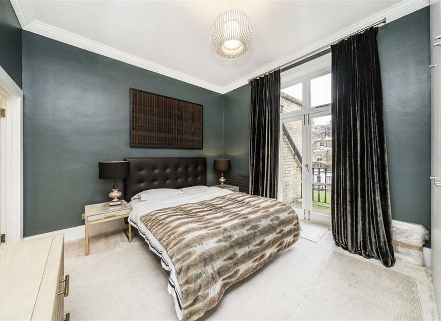Flat Onslow Gardens in Greater London