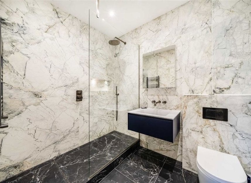 Flat Onslow Gardens in Greater London