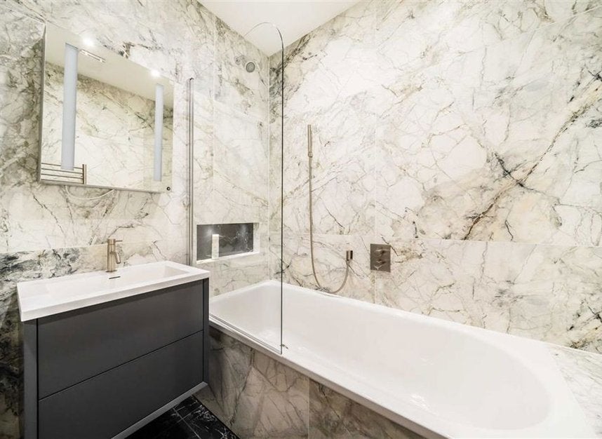 Flat Onslow Gardens in Greater London