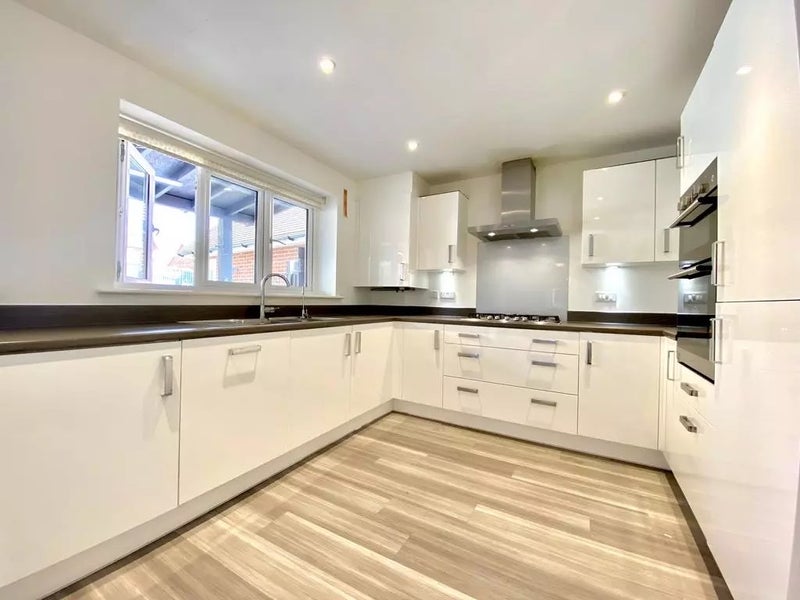 Room Little Knoxes Close in Maidstone