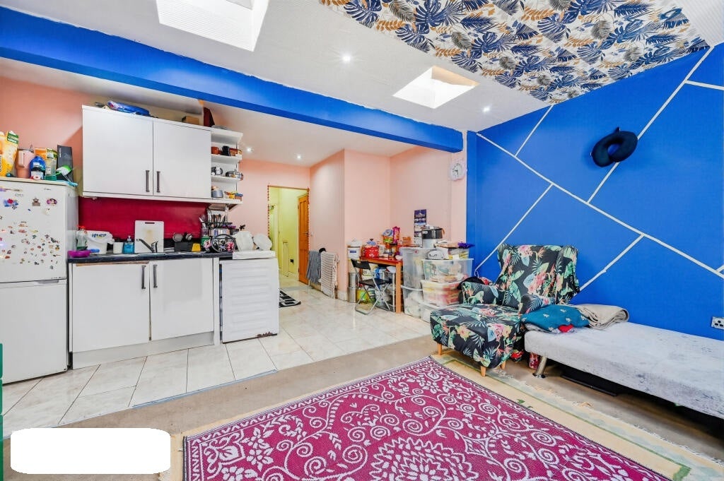 Flat Southcroft Road in Greater London