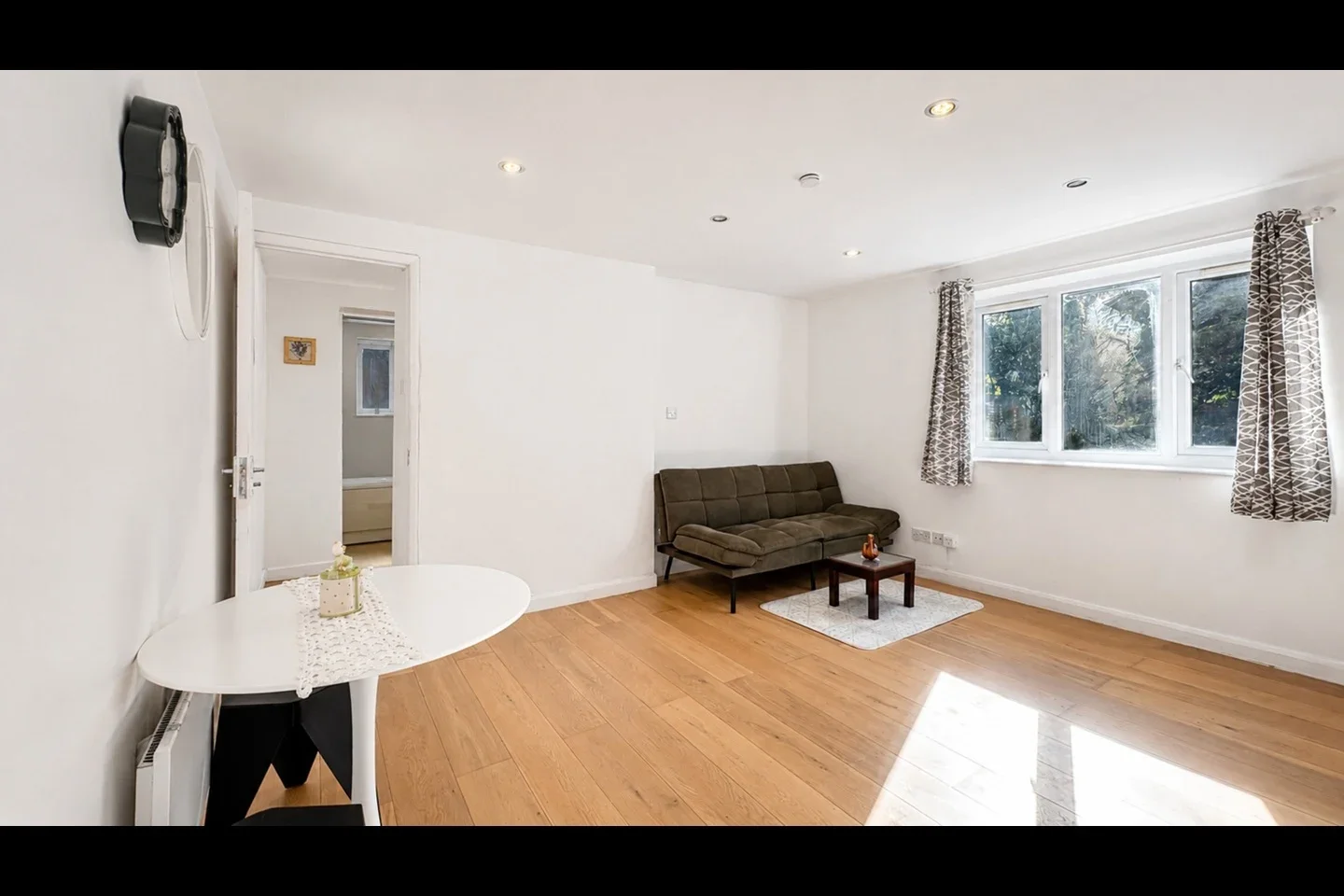 Flat Jade Close in Greater London