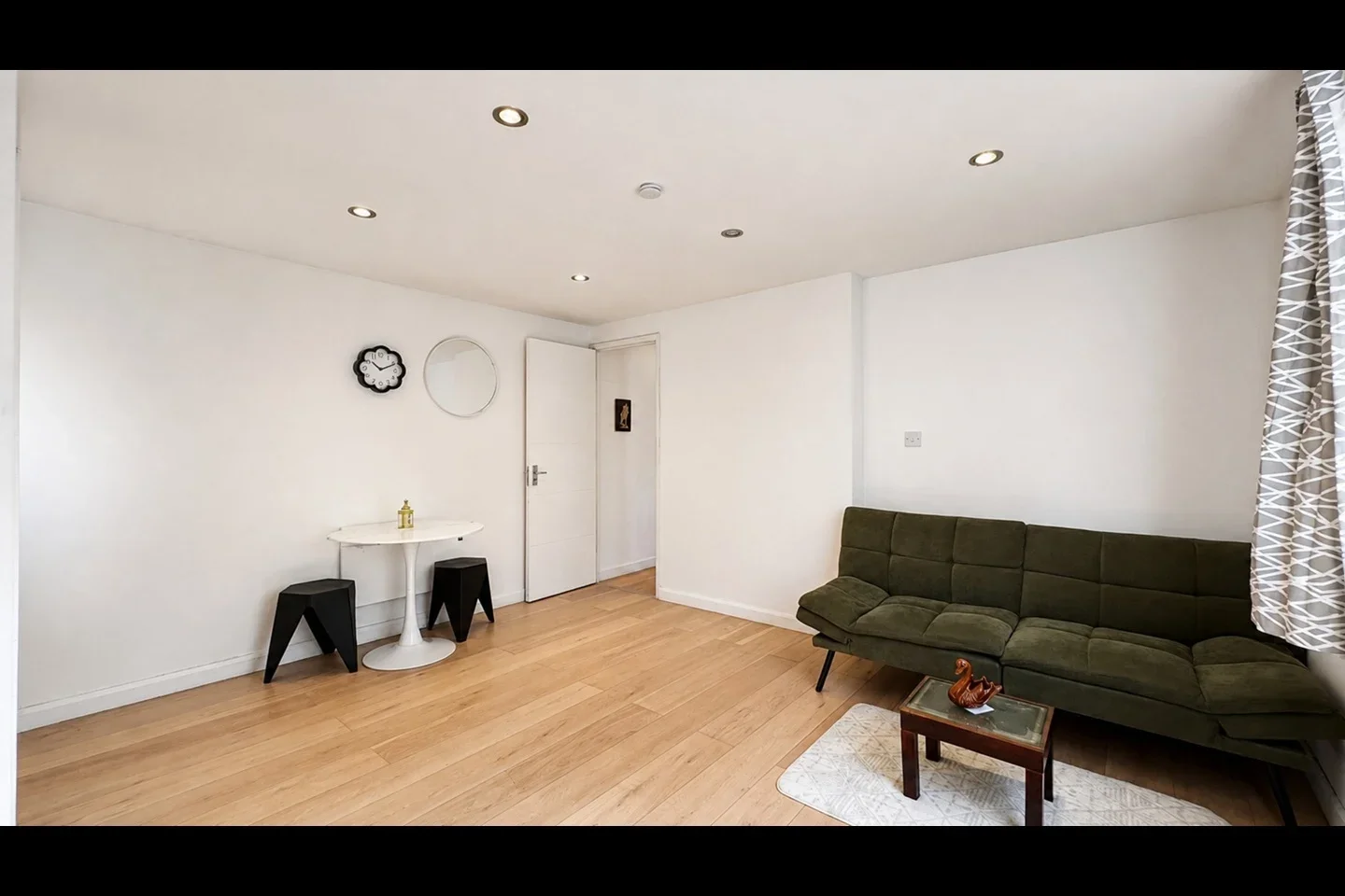 Flat Jade Close in Greater London