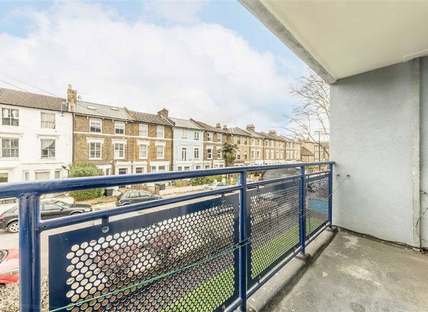 Flat Endwell Road in Greater London
