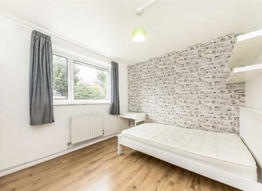Flat Endwell Road in Greater London