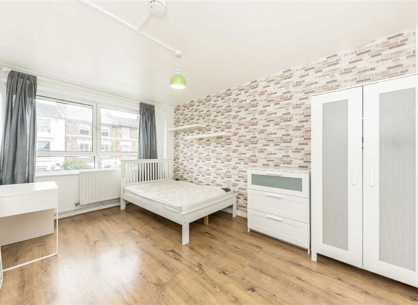 Flat Endwell Road in Greater London
