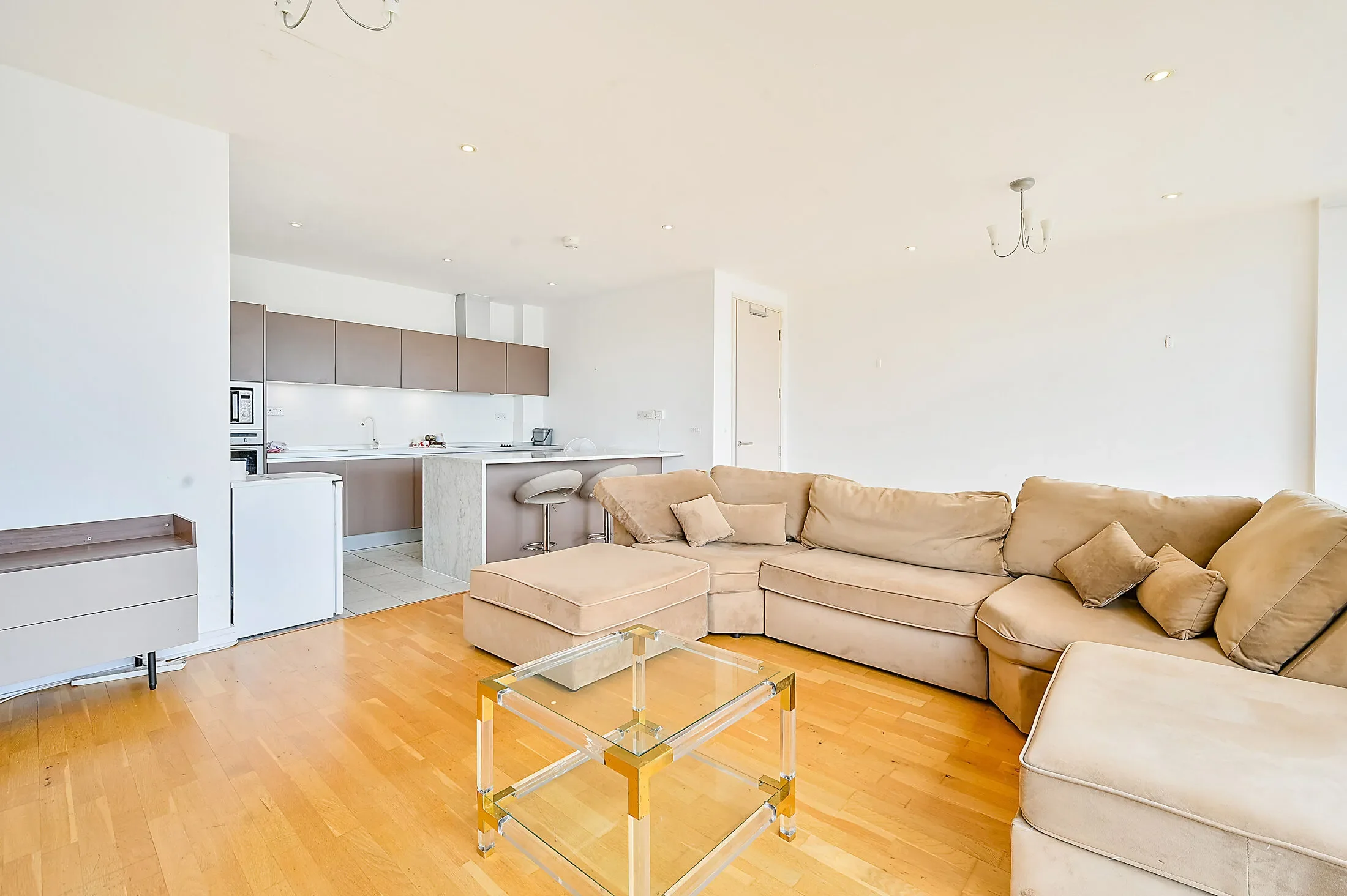 Flat Melliss Avenue in Greater London
