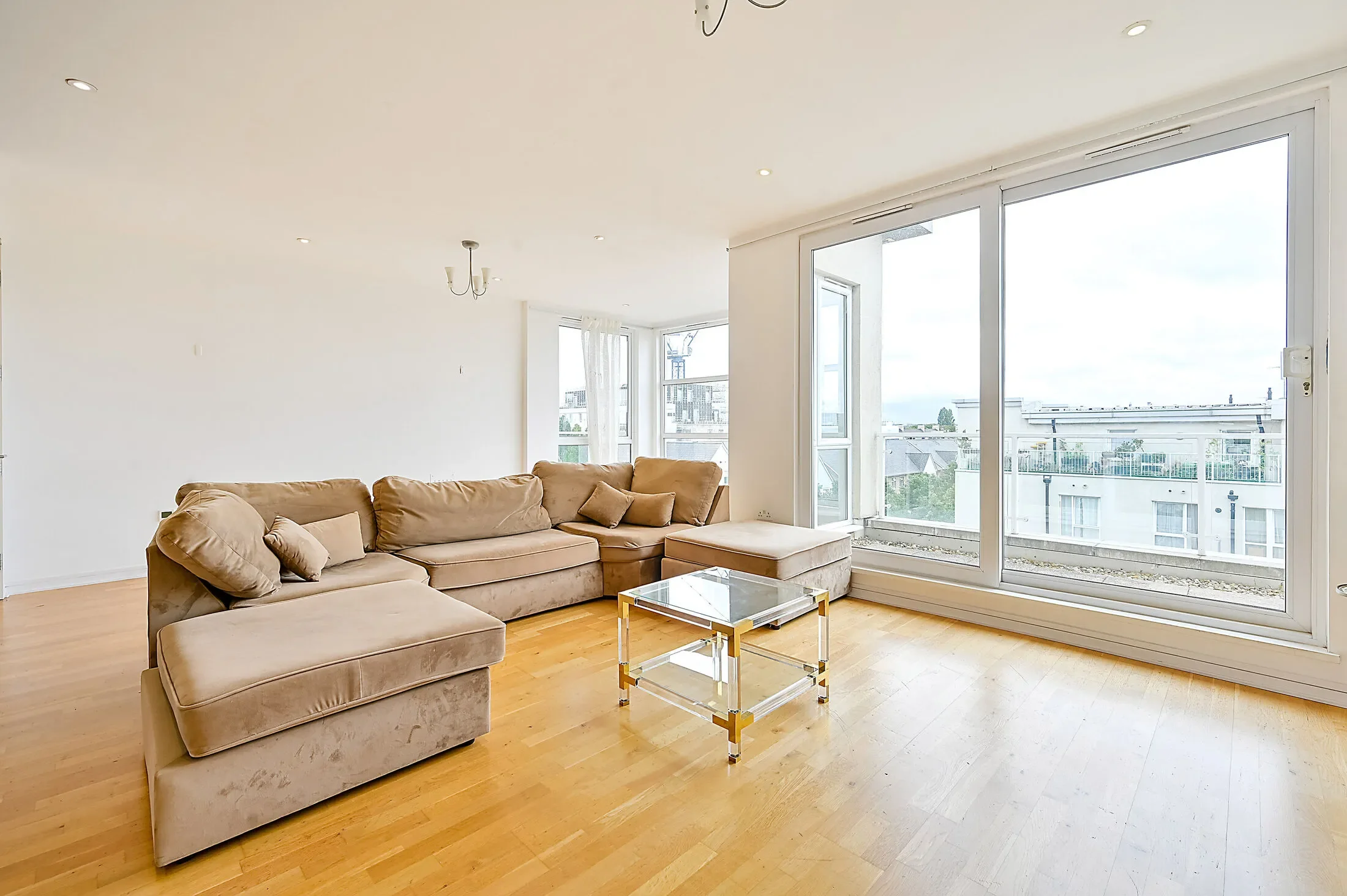 Flat Melliss Avenue in Greater London