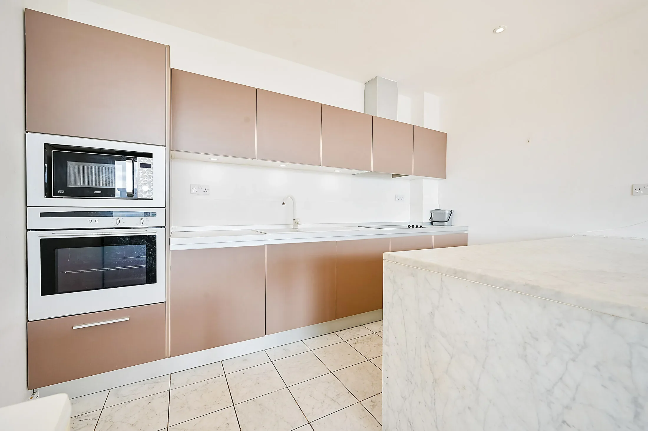 Flat Melliss Avenue in Greater London