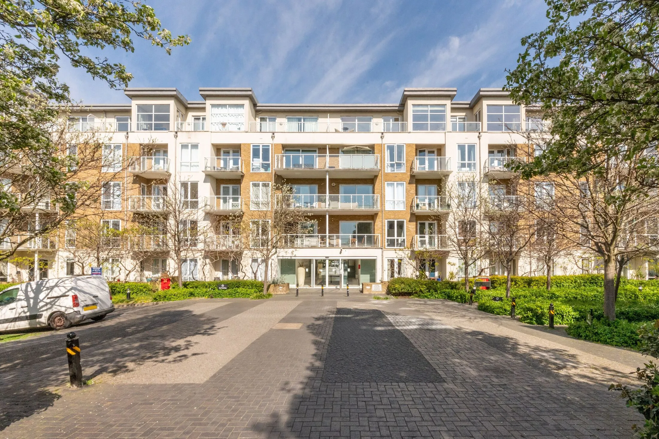 Flat Melliss Avenue in Greater London