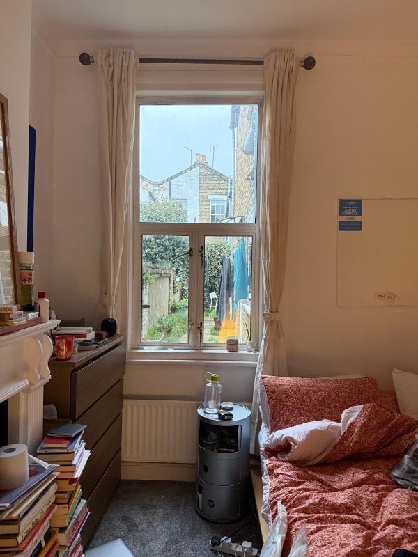 Room Strahan Road in Greater London