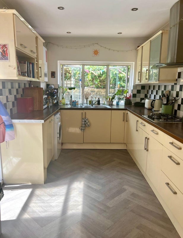 Room Strahan Road in Greater London