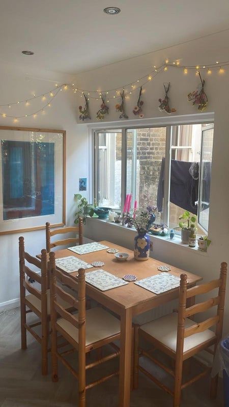 Room Strahan Road in Greater London