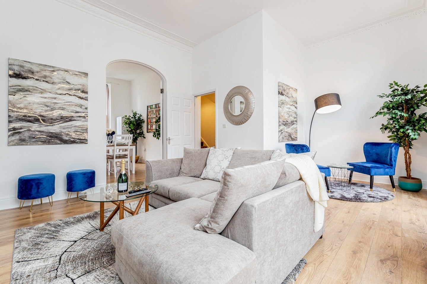 Flat Holland Road in Greater London