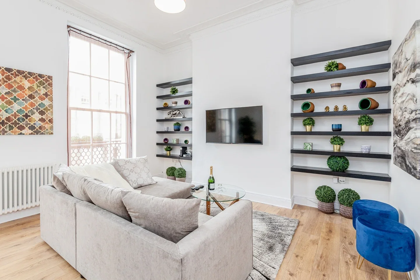 Flat Holland Road in Greater London