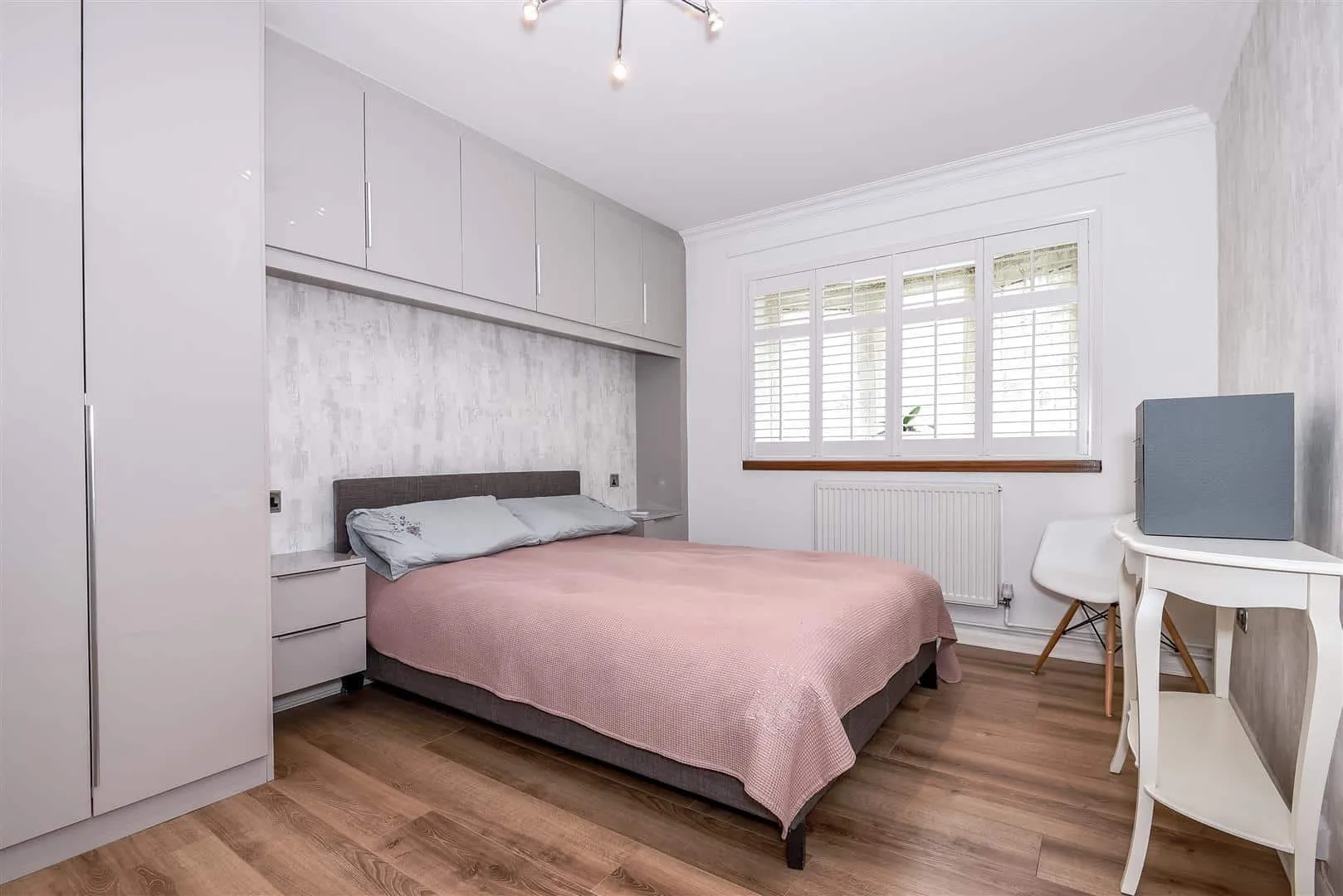 Flat Essex Court in Greater London