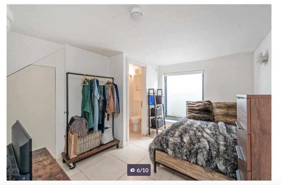 Flat Kelvedon Road in Greater London