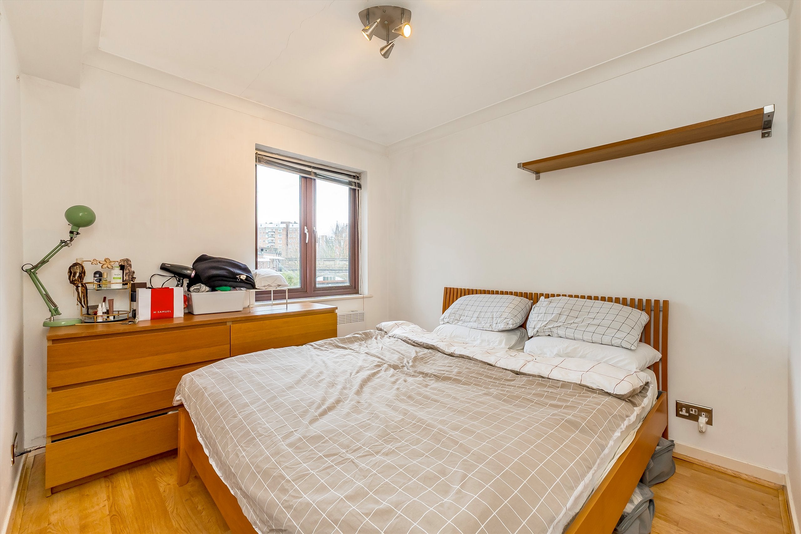 Flat Carrara Wharf in Greater London
