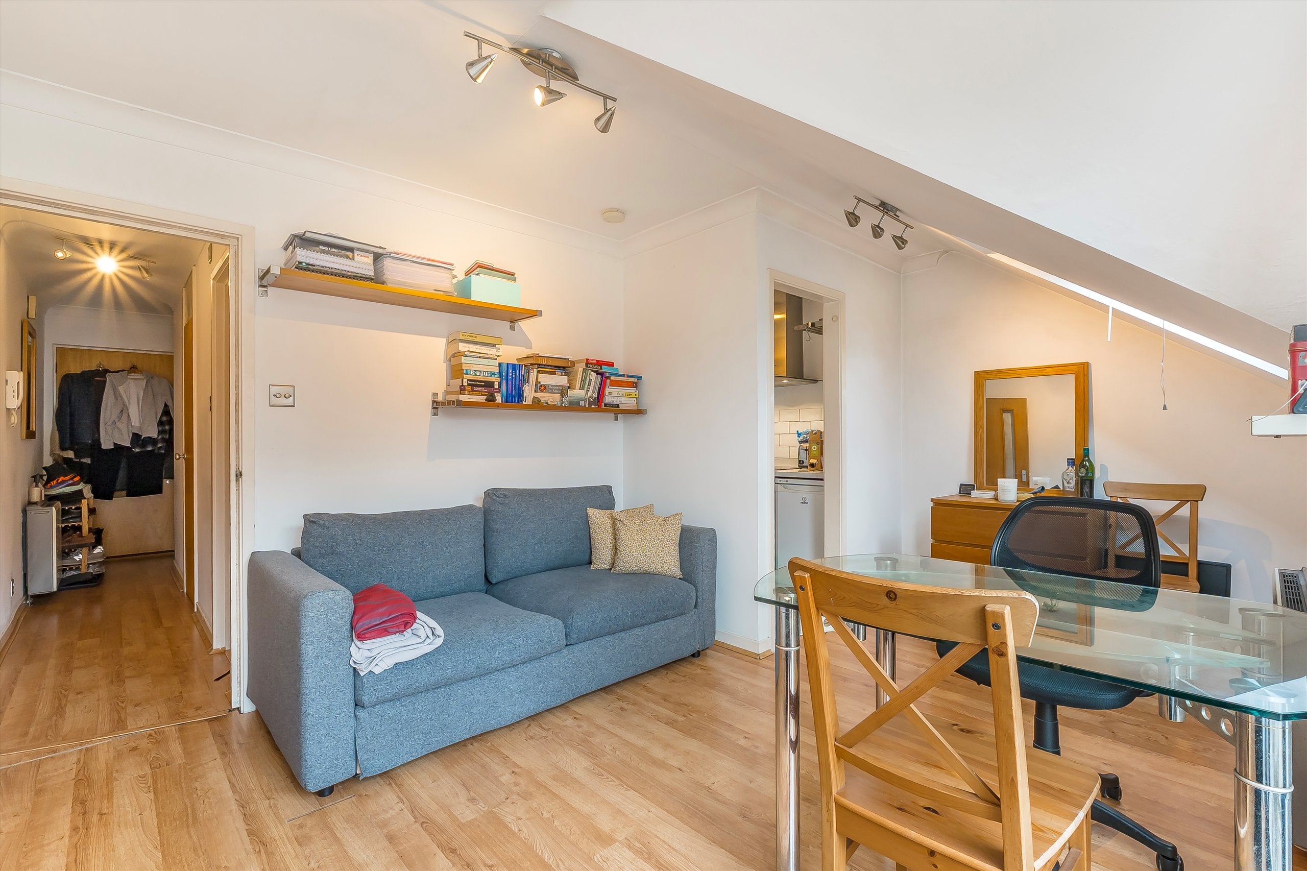 Flat Carrara Wharf in Greater London