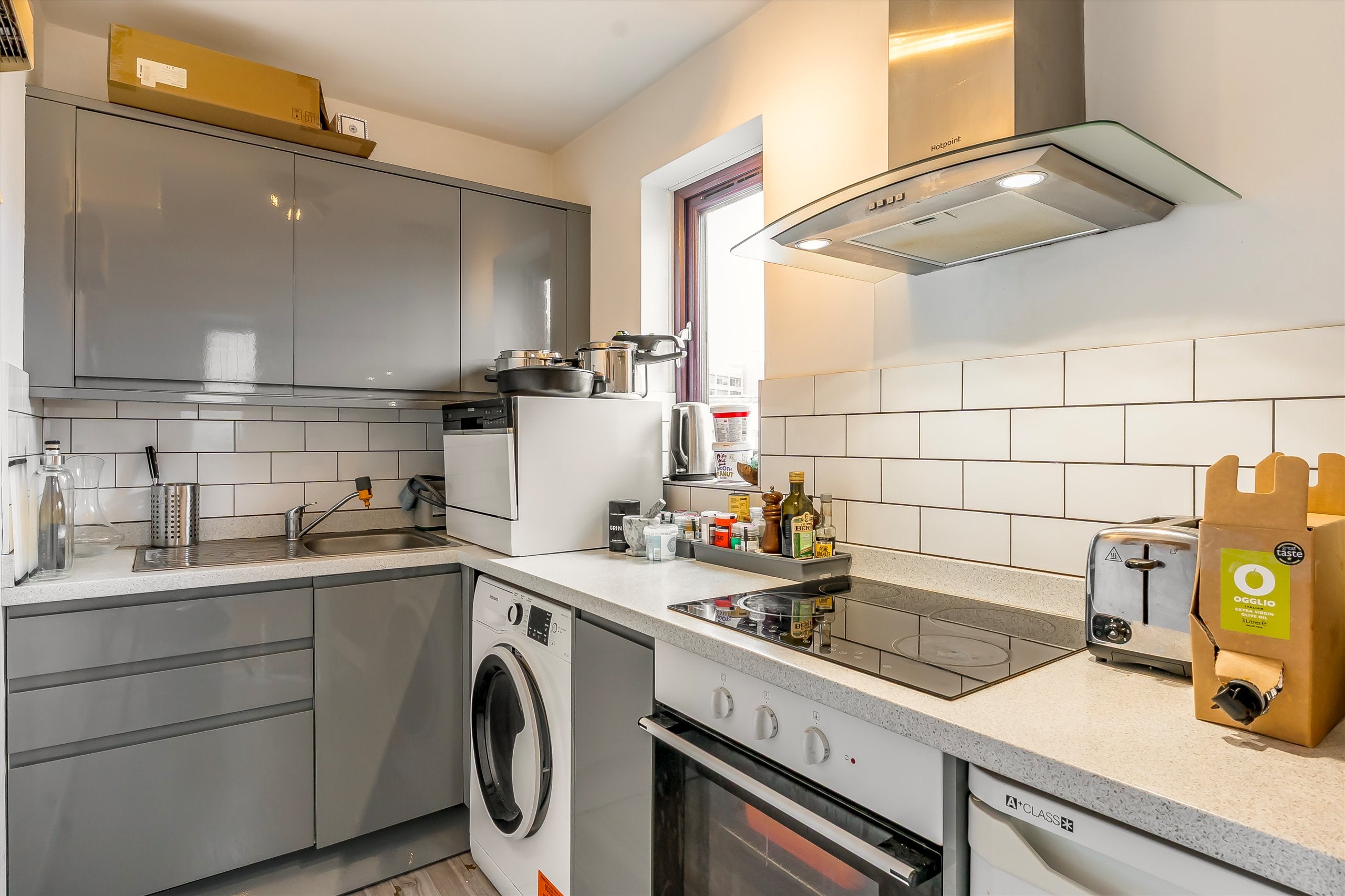 Flat Carrara Wharf in Greater London