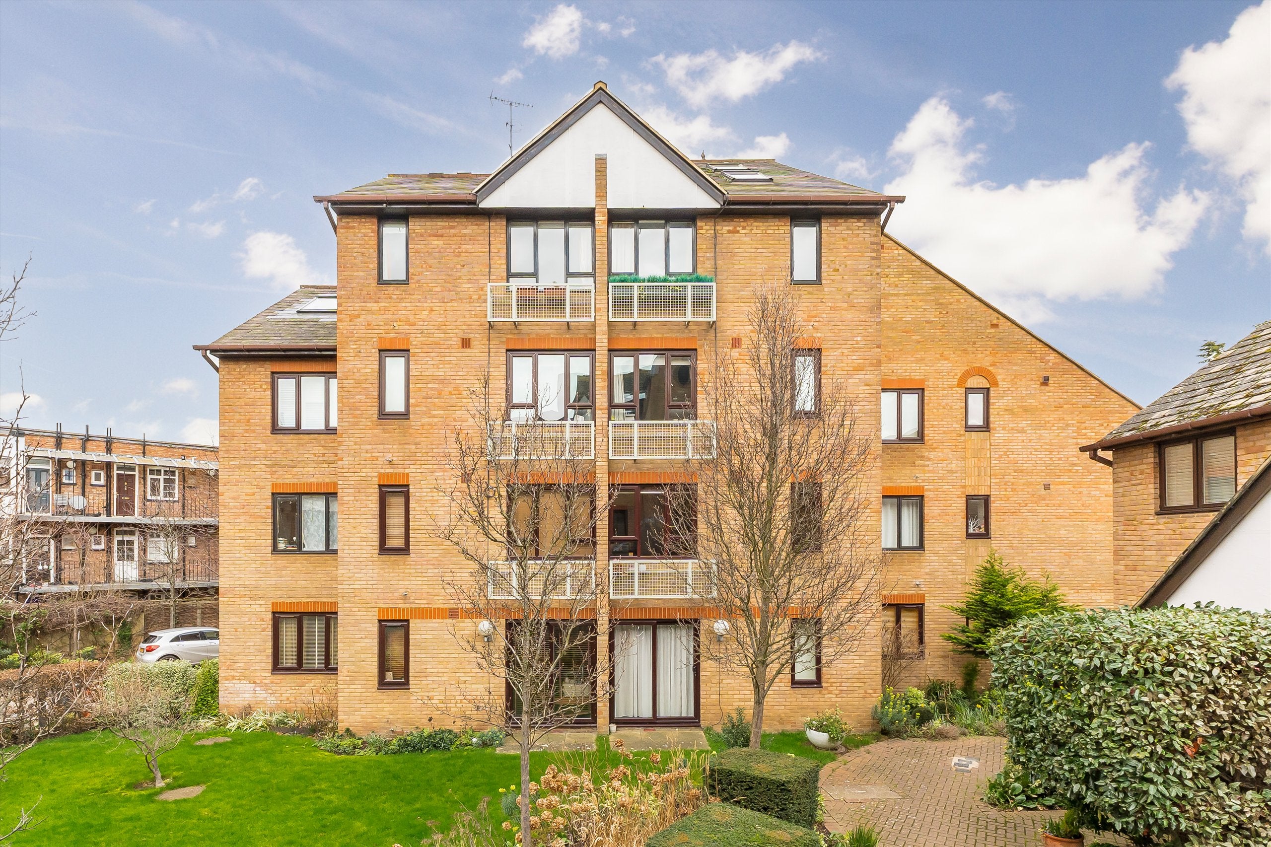 Flat Carrara Wharf in Greater London