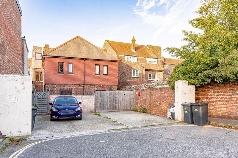 Flat Twittens Way in Havant