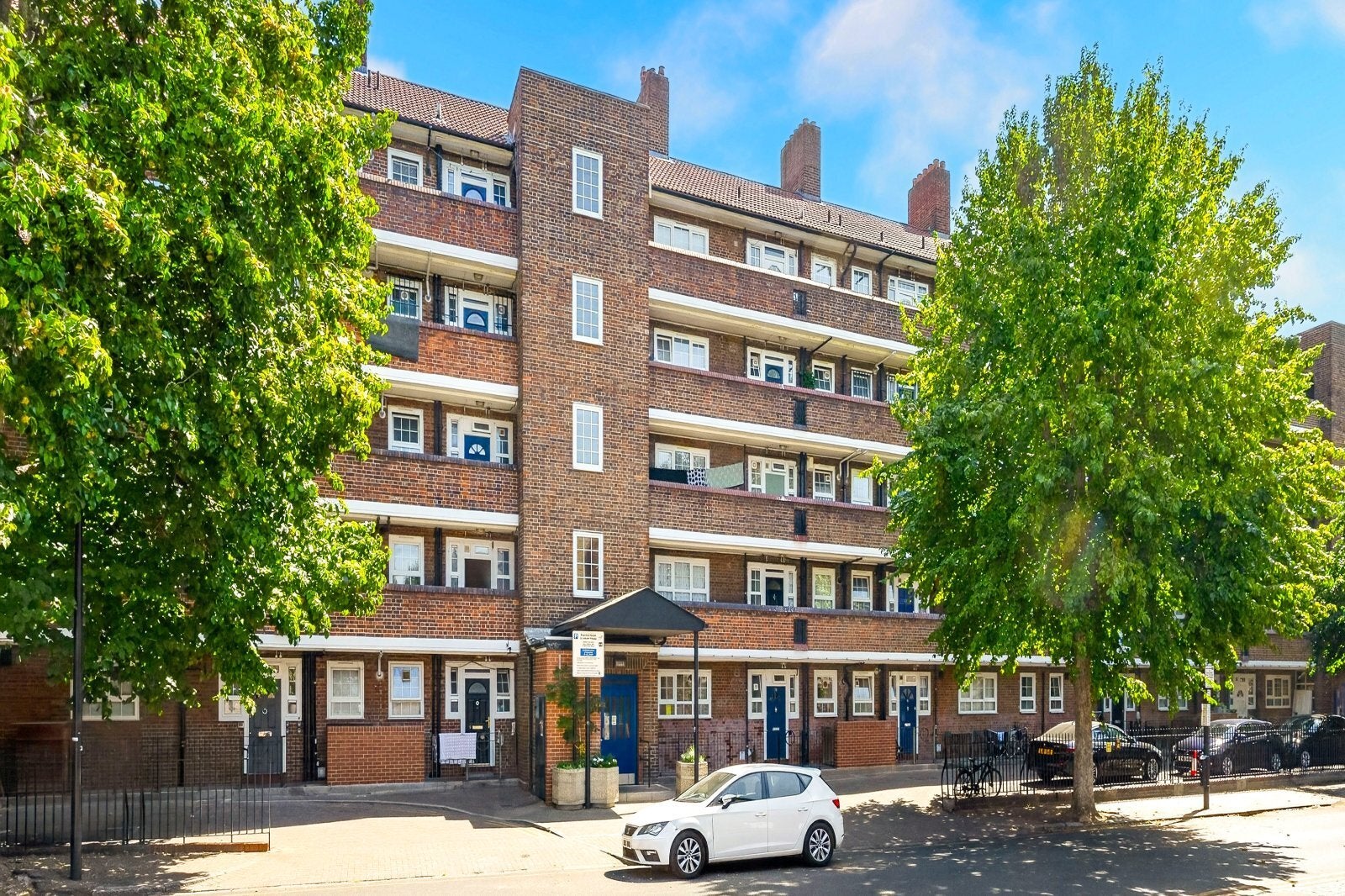 Flat Reardon Street in Greater London