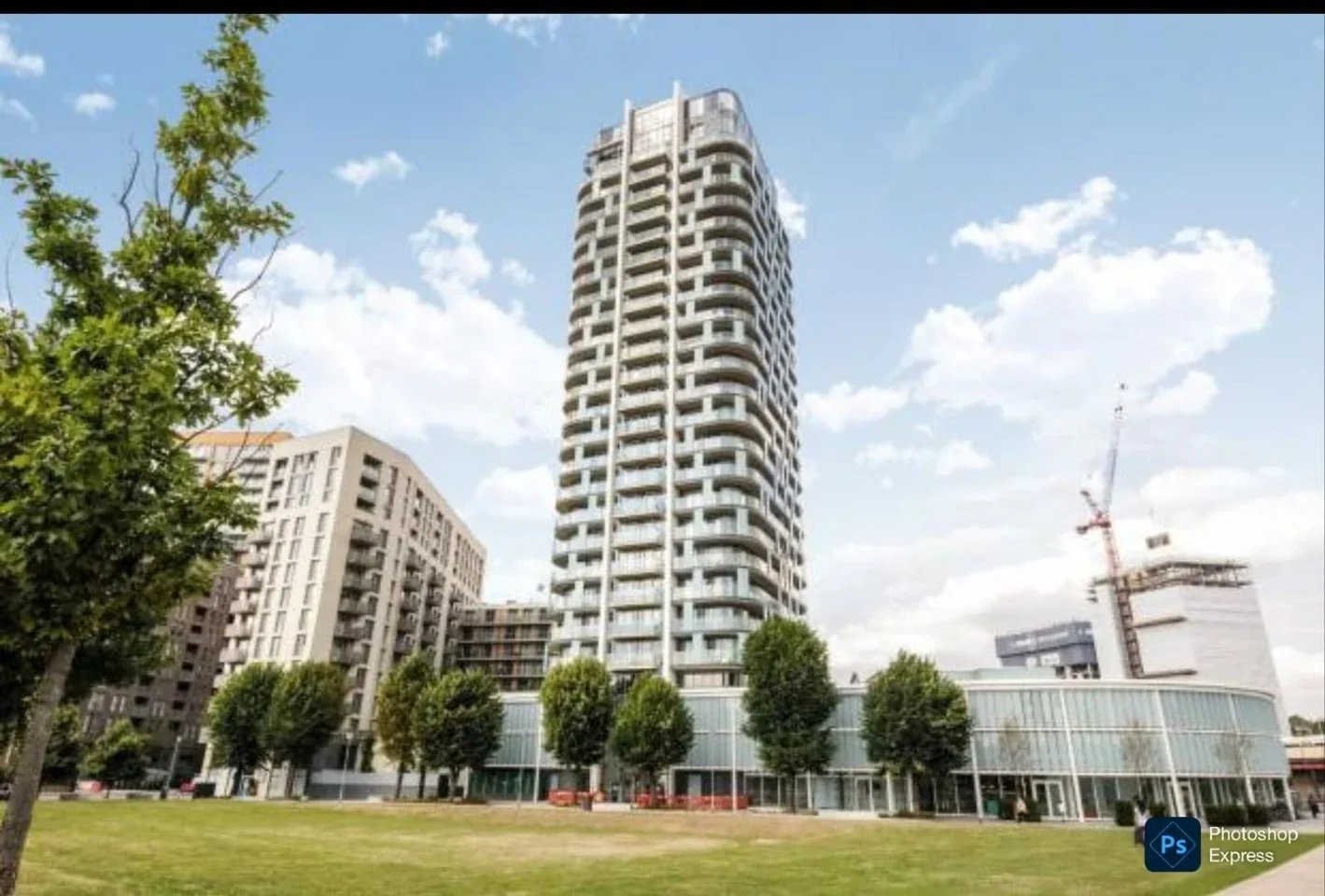 Flat Cornmill Lane in Greater London