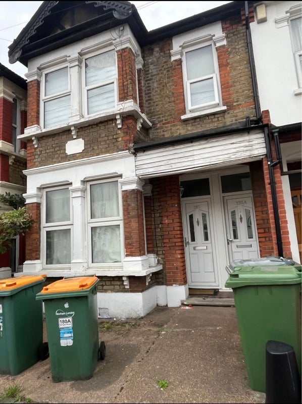 Room Burges Road in Greater London