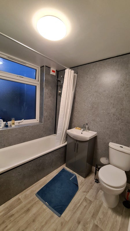 Room Derwent Crescent in Greater London
