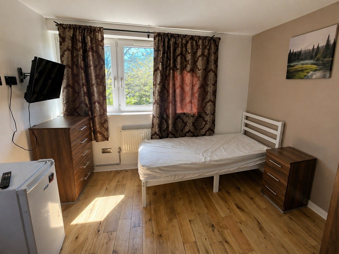 Room Ericcson Close in Greater London