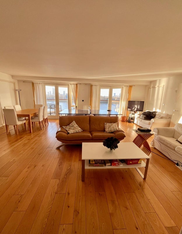 Room Westferry Road in Greater London