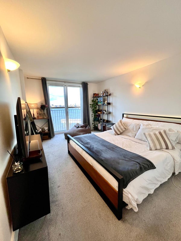 Room Westferry Road in Greater London