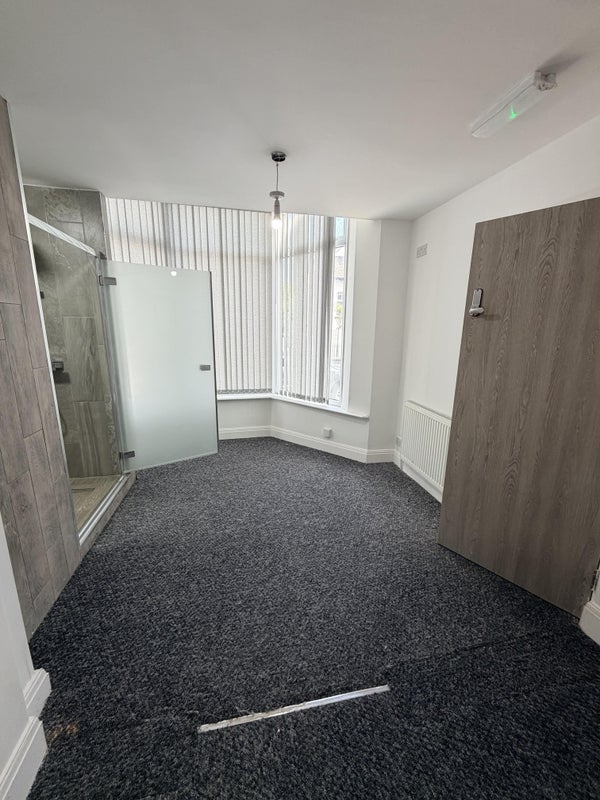 Room Highfield Road in Liverpool