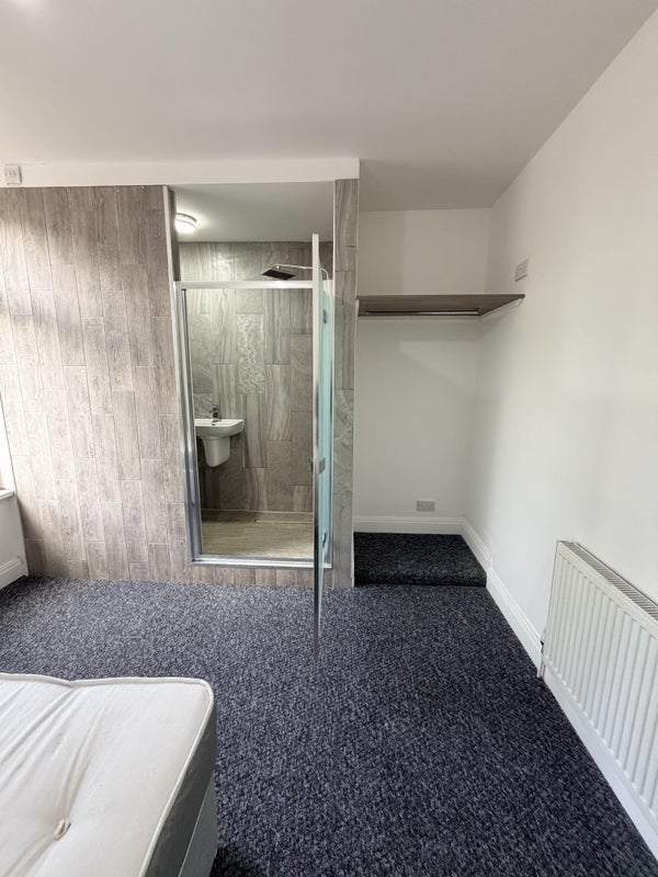 Room Highfield Road in Liverpool