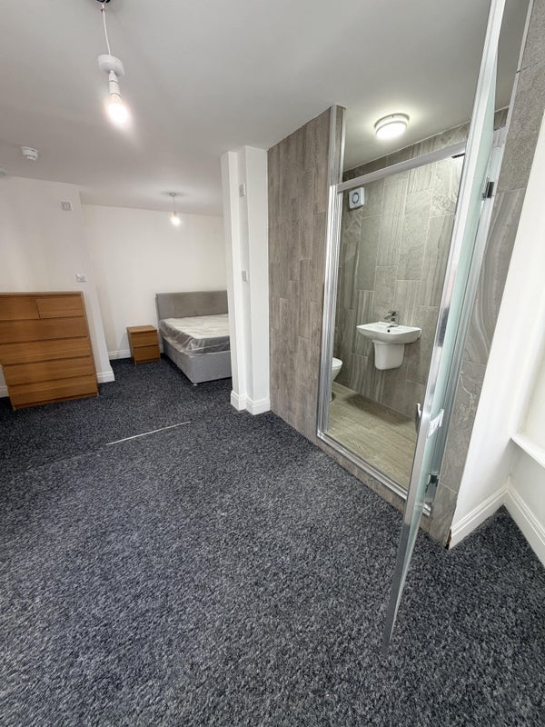 Room Highfield Road in Liverpool
